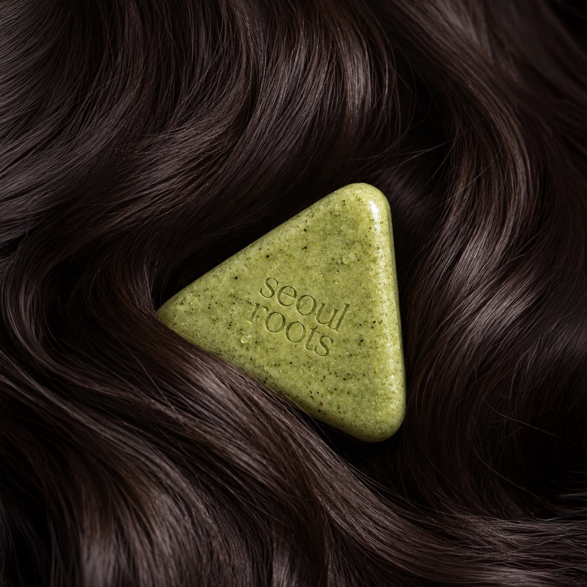 SR lifestyle4: Scalp Bar resting on glossy dark hair